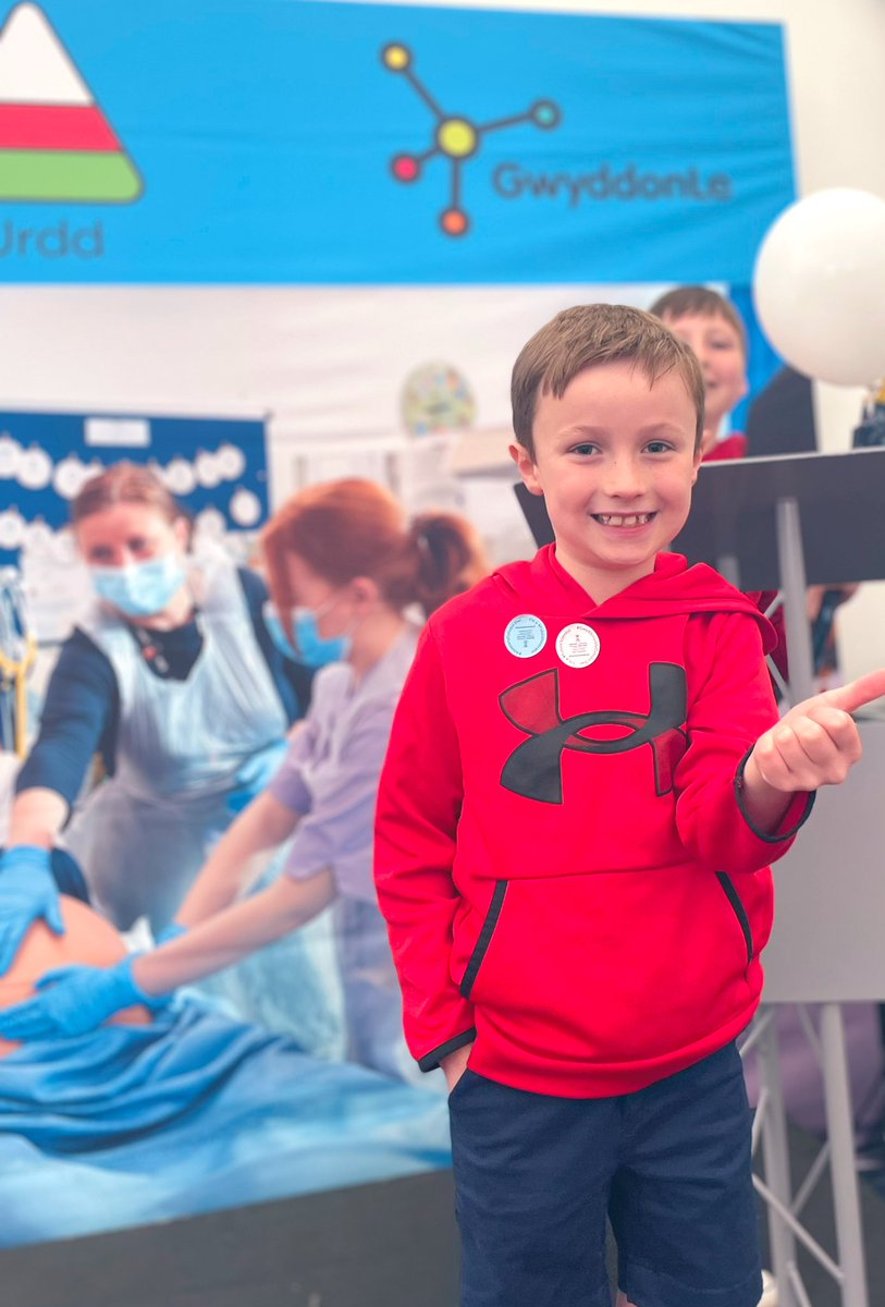 Cymraes_Lois's tweet photo. #EisteddfodYrUrdd Sir Ddinbych 2022……Glaw, Doghnuts a Waltzers yn y ffair❤️ Pabell #Gwyddonle yn wych eleni #DathluGIG #NHS Diolch @EisteddfodUrdd https://t.co/wP67rZCFn0