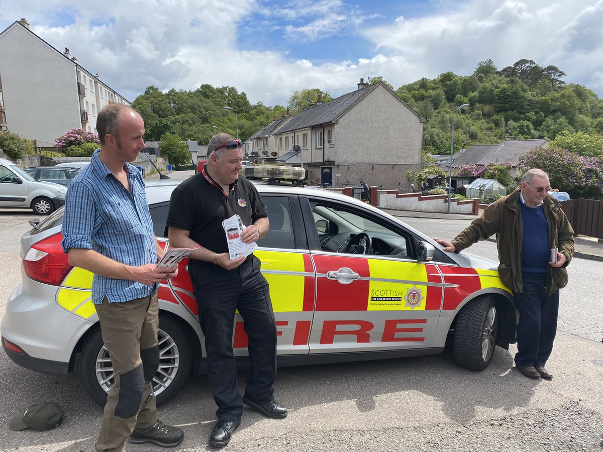 KieronOban's tweet photo. Was up Dunollie today with @fire_scot and @WoodlandTrust who are raising fire safety awareness locally. People forgetting to put out fires and barbecues can quickly lead to out of control wildfires - it can be prevented if people follow guidance https://t.co/K3BZSKl5dT