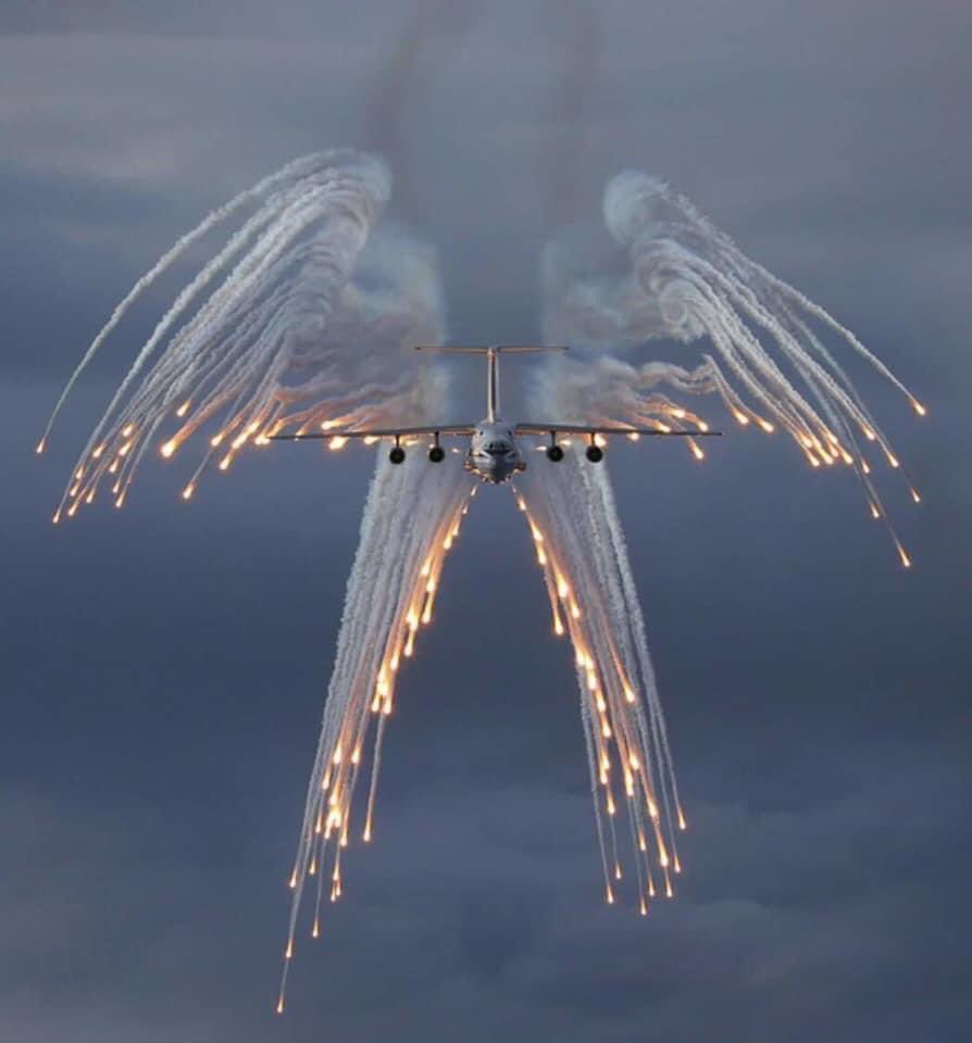 1talianG1rly's tweet photo. The #USAirForce uses the call sign #AngelFlight for the planes carrying our #FallenHeroes
The flare #Salute looks like #AngelWings
Today we remember all those whoโve been carried on #AngelFlights & those whoโve been lost on the battlefield
#MemorialDay
#RememberTheirSacrifice https://t.co/QuD5QfRwts