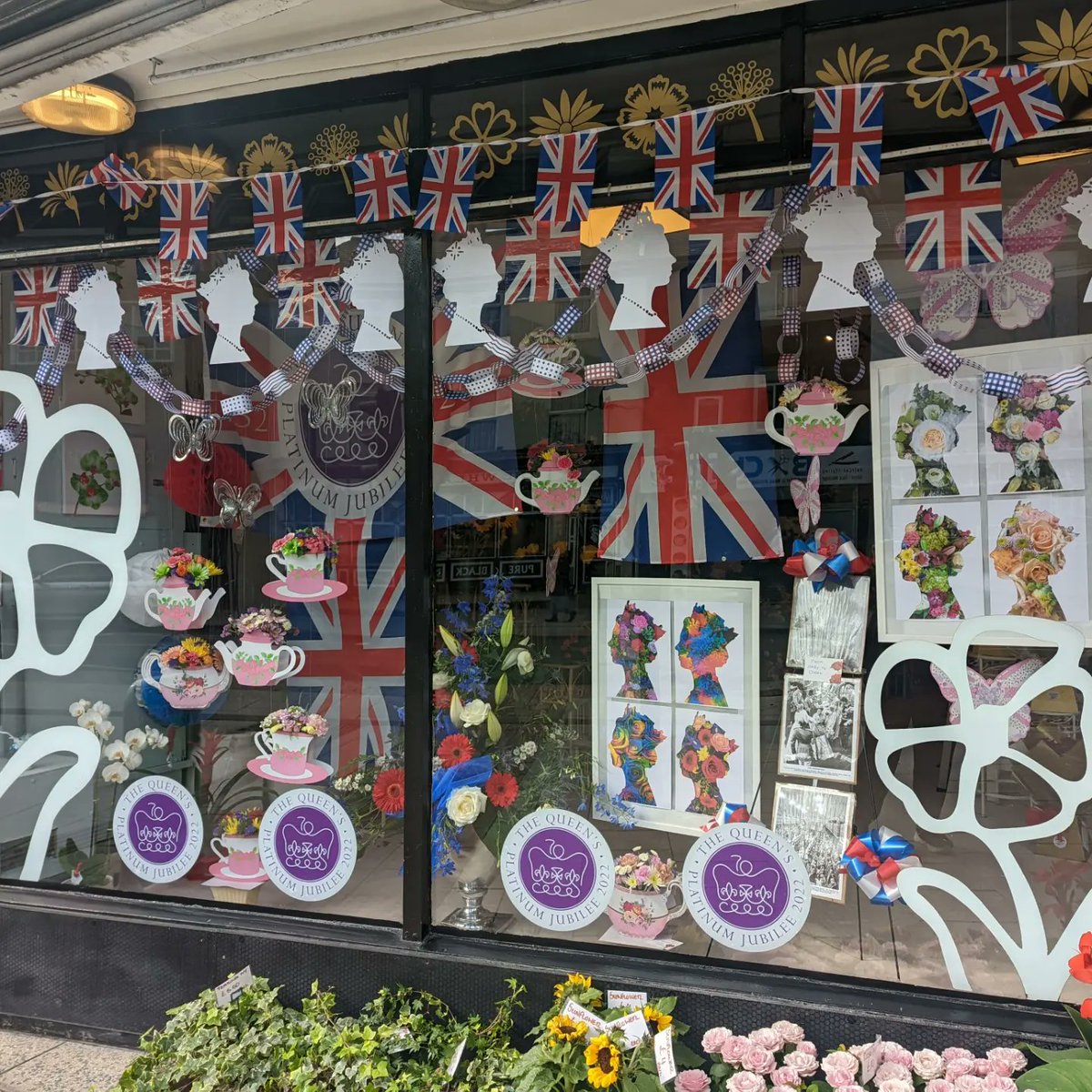 FloristWestBrom's tweet photo. Our #windowdisplay is definitely #PlatinumJubilee inspired! #floristwestbromwich #retailflorist #supportsmallbusiness https://t.co/qJFWCKFBzl