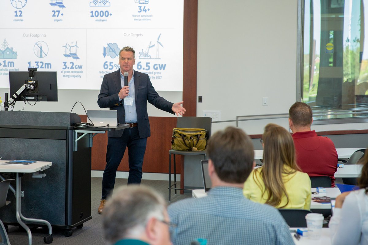 Our very own David Timm speaking to Deans and senior program staff in the Power Engineering programs of Ontario Colleges on the global energy transition. Thanks @LambtonCollege for hosting. #Sustainability #EnergyTransition #RenewableEnergy