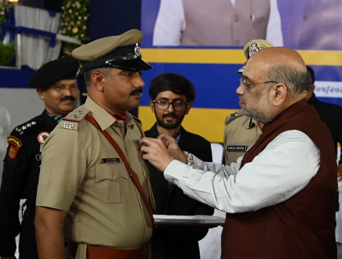 Amreli_Police's tweet photo. માનનીય કેન્દ્રીય ગૃહ અને સહકાર મંત્રીશ્રી અમિતભાઈ શાહના વરદ હસ્તે અમરેલી એલ.સી.બી. ઇન્ચાર્જ પોલીસ ઇન્સ્પેકટરશ્રી આર.કે.કરમટાને "Union Home Minister's Medal" for Excellence in Investigation-2020 મેડલ એનાયત કરવામાં આવેલ. https://t.co/o6l0quQ2ox