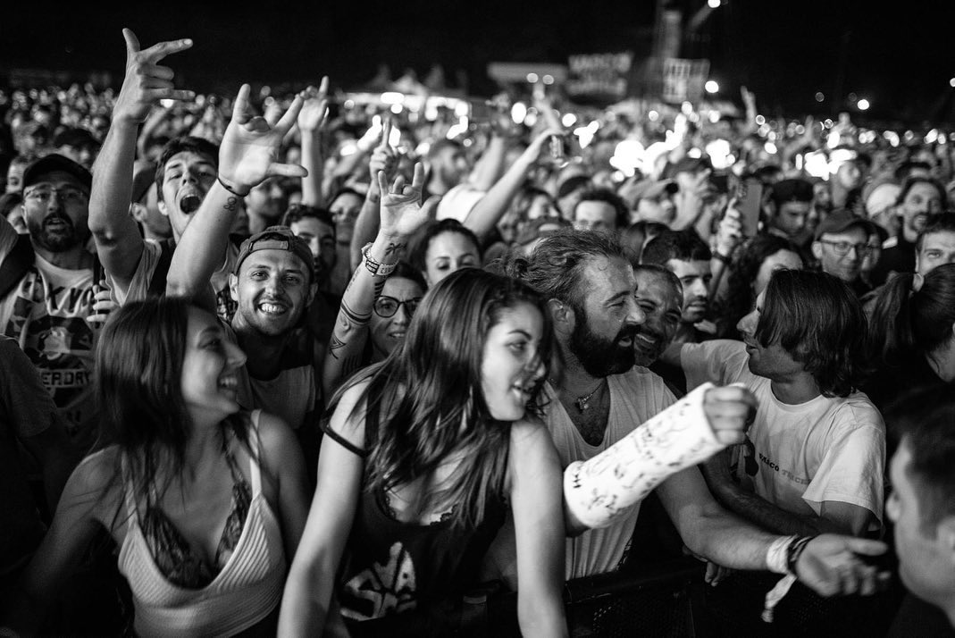 vascorossi's tweet photo. NO WAR
La musica è contro la guerra.
Siamo VIVI
Siamo SOLI
Ma siamo in tanti…✌️💙🎵
#vascolive #imola #ologramma https://t.co/UwvyKiZttC
