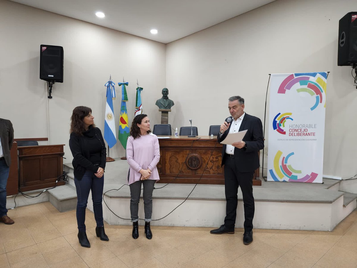 marcegd01's tweet photo. Gracias @HCD_BahiaBlanca por el reconocimiento a nuestra investigación sobre capital humano en formación de #CEEProS @UNSbahiablanca y #CIEPS @IUHIBA https://t.co/M2wURdpCB8