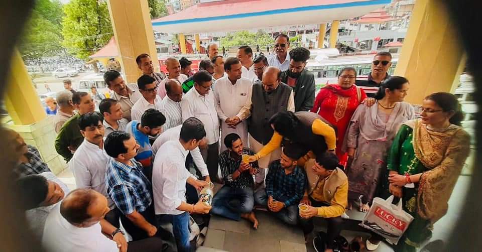 KaulSinghThaku3's tweet photo. आज जिला मुख्यालय (मण्डी) में 14 दिन से लगातार चल रहे प्रदेश युवा कांग्रेस द्वारा पुलिस भर्ती पेपर लीक मामले में क्रमिक भूख हड़ताल को युवा कांग्रेस कार्यकर्ताओं के बीच पहुँचकर उन्हें जूस पिलाकर भूख हड़ताल को तोड़ा व युवा कांग्रेस के कार्यकर्ताओं की हौंसला हफजाई 1/1 https://t.co/Zz6jUIdzra
