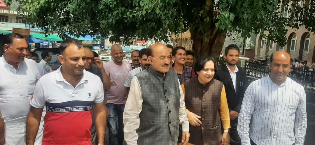 KaulSinghThaku3's tweet photo. आज जिला मुख्यालय (मण्डी) में 14 दिन से लगातार चल रहे प्रदेश युवा कांग्रेस द्वारा पुलिस भर्ती पेपर लीक मामले में क्रमिक भूख हड़ताल को युवा कांग्रेस कार्यकर्ताओं के बीच पहुँचकर उन्हें जूस पिलाकर भूख हड़ताल को तोड़ा व युवा कांग्रेस के कार्यकर्ताओं की हौंसला हफजाई 1/1 https://t.co/Zz6jUIdzra