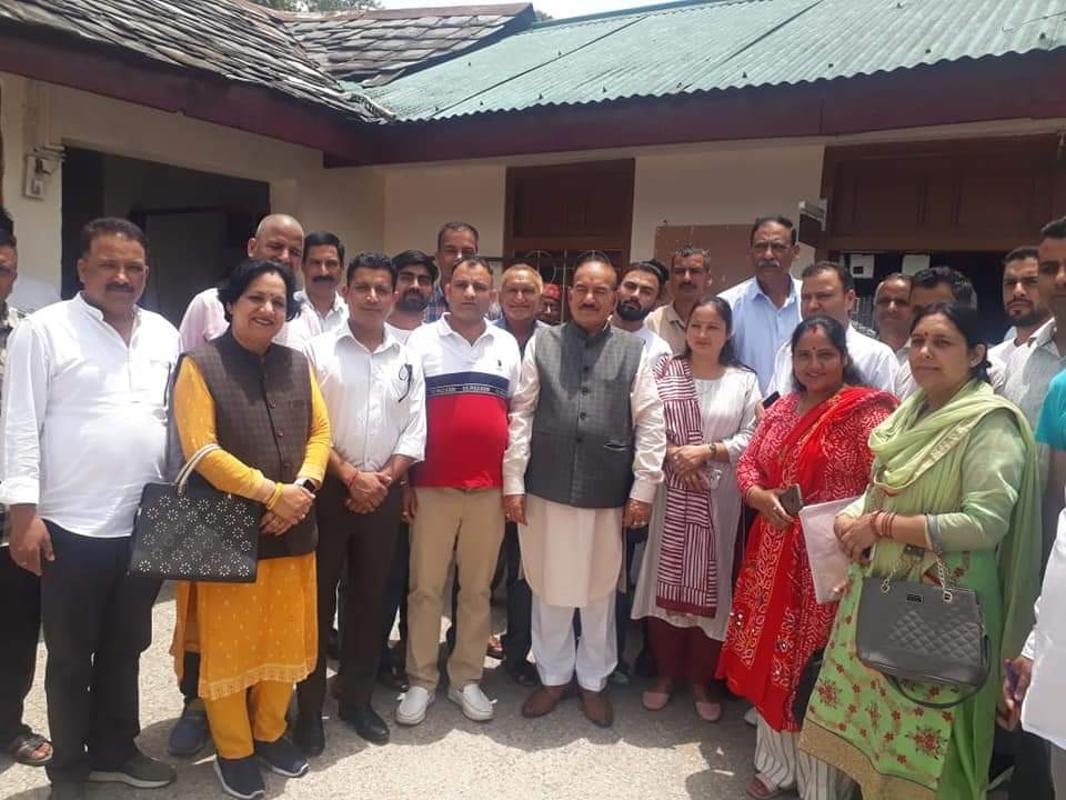 KaulSinghThaku3's tweet photo. कर उन्हें भविष्य में भी पूर्ण सहयोग का वादा किया।

इस अवसर पर जिला कांग्रेस कमेटी मण्डी के अध्यक्ष Prakash Chaudhary जी, चेतराम ठाकुर जी, Champa Thakur जी और कांग्रेस पार्टी के कई अन्य गणमान्य पदाधिकारी व कार्यकर्ता भी उपस्थित रहे।
2/2 https://t.co/kk0RFed8fV