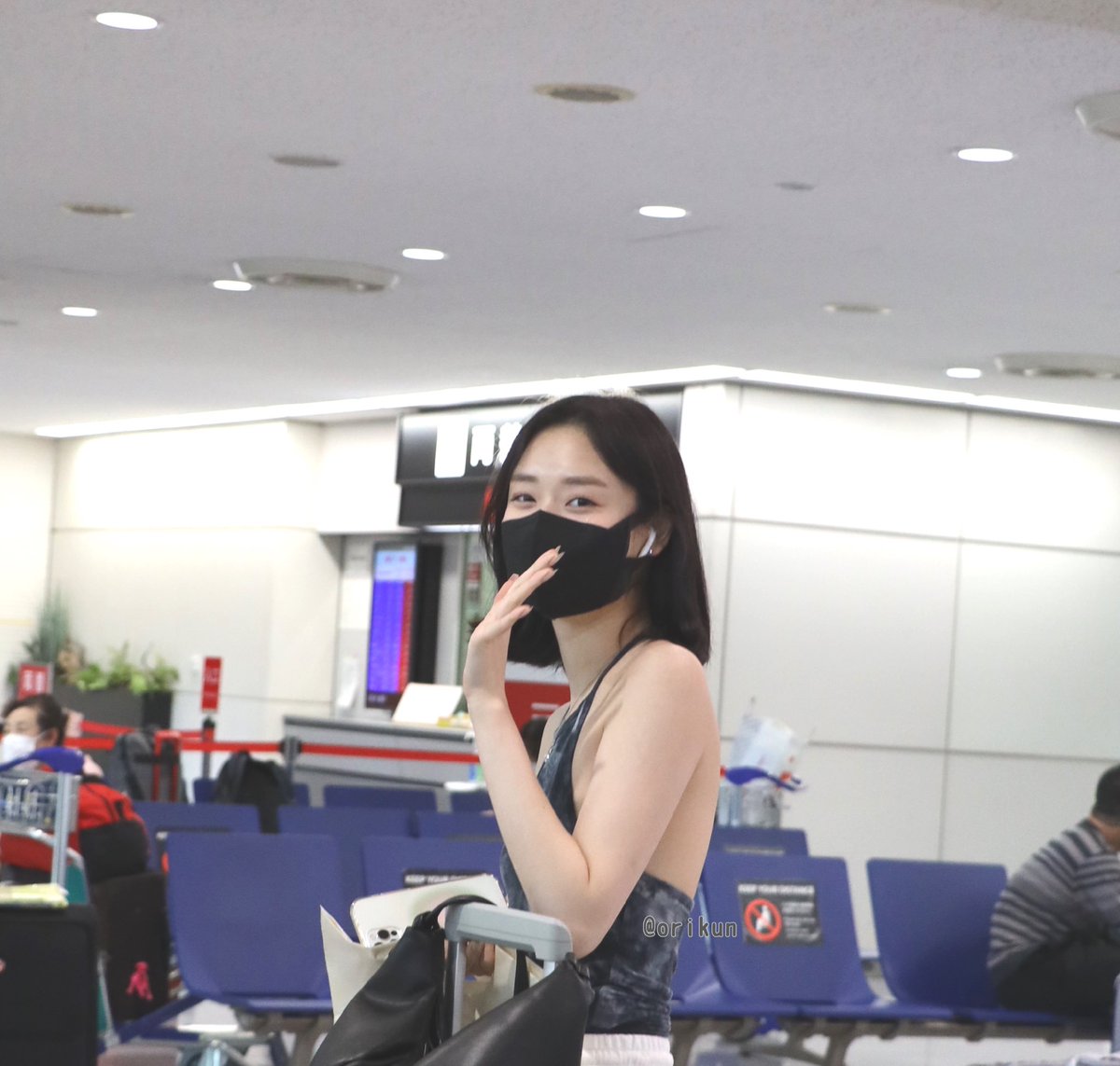 KimDoahBrasil's tweet photo. 📷| Algumas fotos da Doah no aeroporto:

cr: @/meiji_choco
#DOAH #KIMDOAH #도아 #김도아 #キムドア #FANATICS #파나틱스 https://t.co/gCB7qXjljl