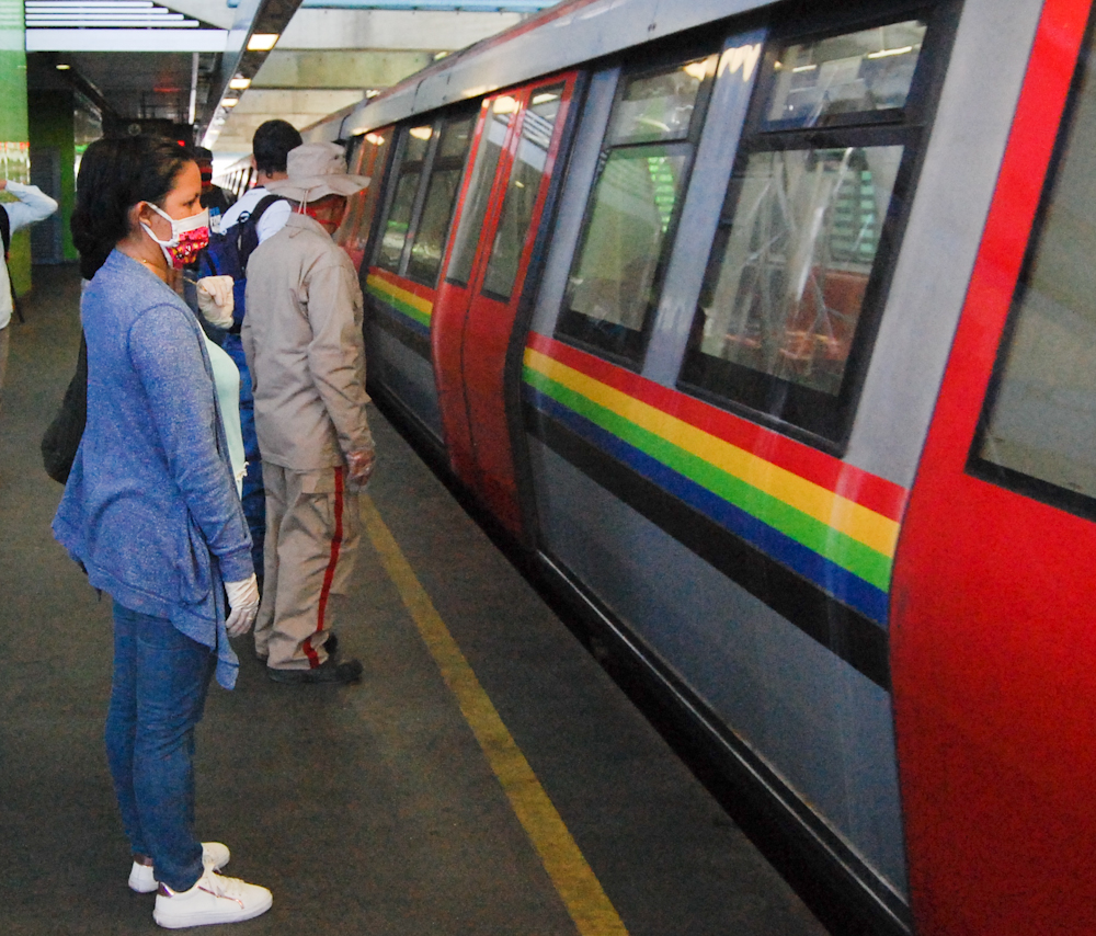 metrolosteques_'s tweet photo. #NormasMetro La entrada y salida de los vagones debe hacerse de manera ordenada, respetando la circulación de los demás pasajeros.
#VenezuelaSoberana #30Mayo #MLTE https://t.co/KxDiOZqKoS