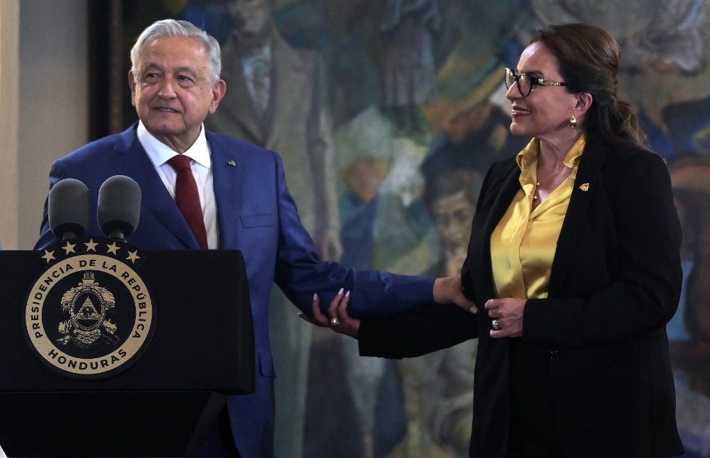 KatuArkonada's tweet photo. En el caso de México, el malestar en la Casa Blanca y el Departamento de Estado con @lopezobrador_ es grande.
Sienten que desgasta su influencia en América Latina, arrastrando a posiciones radicales a otros mandatarios, como @XiomaraCastroZ 🇲🇽🇭🇳 https://t.co/NXmE9j13J7