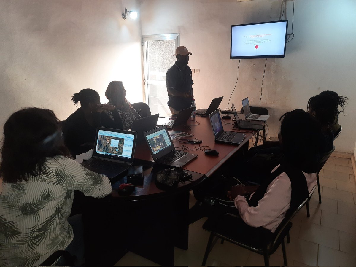 AmaraKo25621266's tweet photo. 1er Journée de Mapathon organisé par Geosynapse Guinée en collaboration avec la Croix Rouge Guinéenne dans le cadre de la production des données sur le projet CP3 de la Préfecture de Dinguiraye financé par USAID.
@TinoNabib 
@BarryMbella 
@croixrougegn 
@ifrc
@USAID https://t.co/m1DIZktPY0