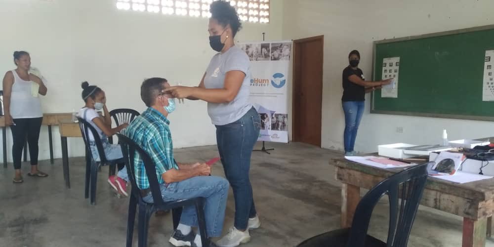 conviteac's tweet photo. #4Jun | ¡No frenamos con la SALUD VISUAL!👓
🚨42 habitantes del caserío Campo Verde, en la parroquia El Guapo del estado Miranda, recibieron sus lentes correctivos para mejorar su visión gracias a #AgeHumProject, proyecto financiado por FHV.🇻🇪 #AyudaHumanitariaVZLA https://t.co/C9qXgKdSH1