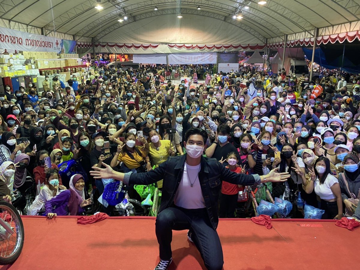 HussaweeFamily's tweet photo. ปิดท้ายงานคืนนี้ด้วยภาพพิเศษของเข้มและมวลชนแฟนคลับ ขอบคุณชาวสตูล และแฟนคลับจากทุกๆที่ ขอบคุณผู้บริหารที่พาน้องเข้มมาสร้างความสุขให้แด่เราๆ ขอบคุณนักปั่นเด็กเข้มทุกคนเลย มีแอบงดละครกันเลยทีเดียวเพื่อเมน 💖🤟🏻🙏🏻 

#เข้มเดินงานกาชาดสตูล
Kem Join Satun Red Cross Fair
#เข้มหัสวีร์ https://t.co/735CAEJX9m