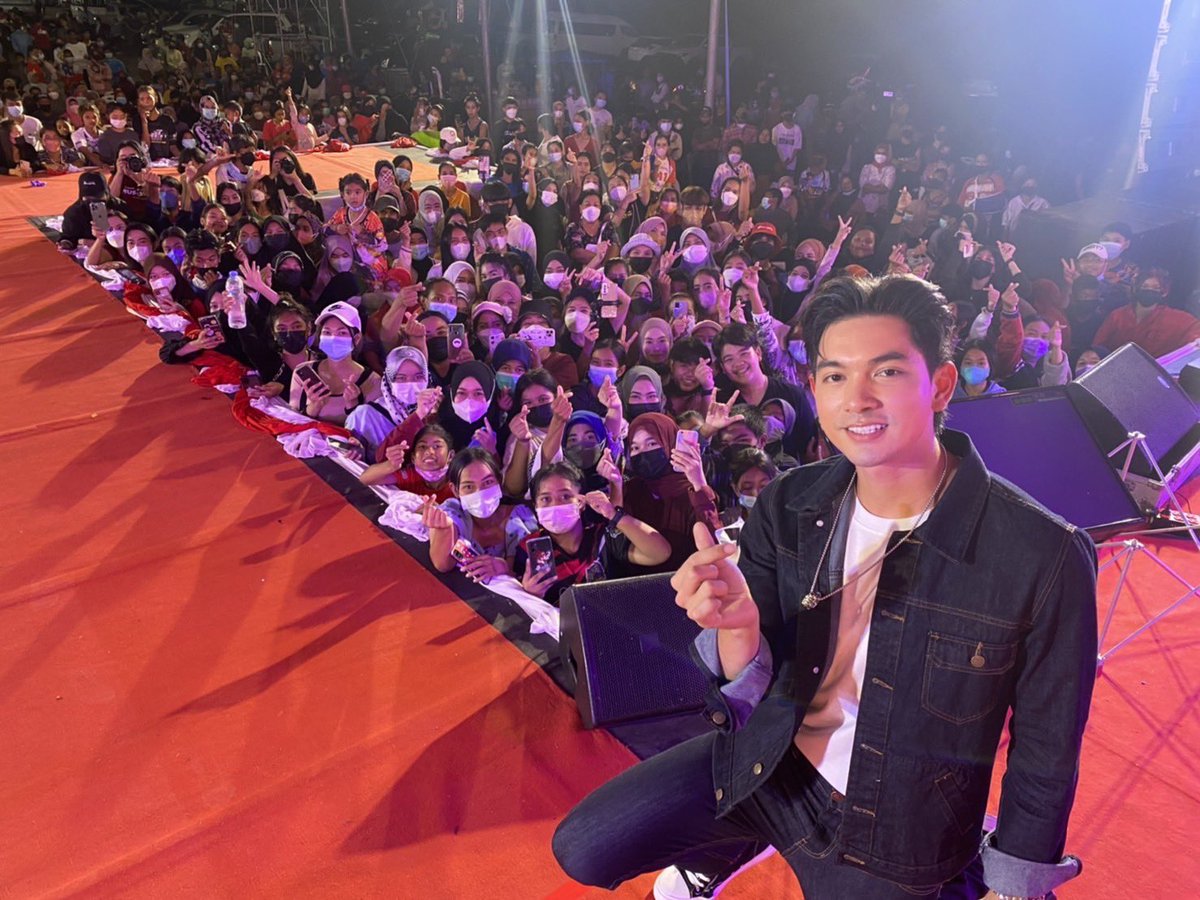 HussaweeFamily's tweet photo. ปิดท้ายงานคืนนี้ด้วยภาพพิเศษของเข้มและมวลชนแฟนคลับ ขอบคุณชาวสตูล และแฟนคลับจากทุกๆที่ ขอบคุณผู้บริหารที่พาน้องเข้มมาสร้างความสุขให้แด่เราๆ ขอบคุณนักปั่นเด็กเข้มทุกคนเลย มีแอบงดละครกันเลยทีเดียวเพื่อเมน 💖🤟🏻🙏🏻 

#เข้มเดินงานกาชาดสตูล
Kem Join Satun Red Cross Fair
#เข้มหัสวีร์ https://t.co/735CAEJX9m