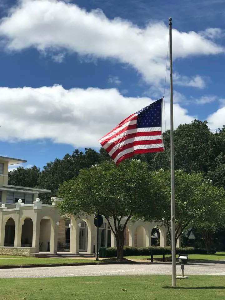 springhill_1830's tweet photo. Today on the Hill we observe Memorial Day by remembering our family, friends, faculty, staff, and students who made the ultimate sacrifice for our country. May God continue to hold you in his hands. #SHCFamily #gobadgers https://t.co/tohmuySstl