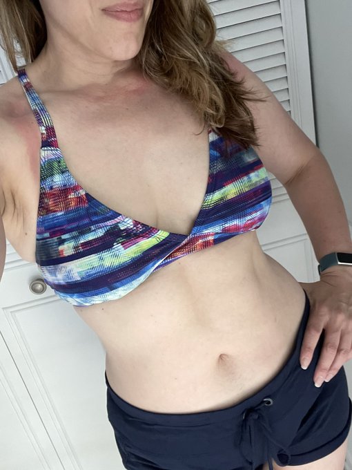 Going to be sitting pool side working on my tan with a drink in hand. Like and retweet if you like MILFs
