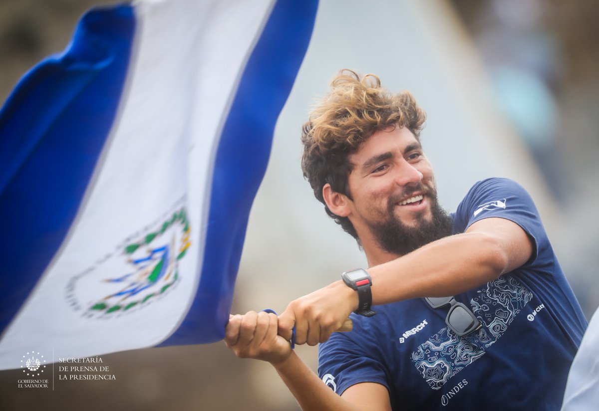 #SurfCity | El surfista salvadoreño <a href="/BryanPerezESA/">Bryan Pérez</a> se encuentra en El Sunzal alentando a los juveniles. El experimentado tablista local ha estado compitiendo fuera del país y regresó para apoyar a los chicos en este reto mundial.