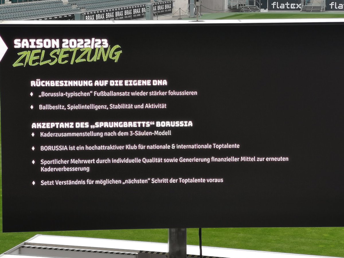 Borussias Zielsetzung, die Roland Virkus gerade vorgestellt hat, wird auf der Leinwand gezeigt.
Virkus: "Die nächste Saison wird sicher eine schwierige, ein Übergangsjahr.
(PS: Einen neuen Trainer wird es heute nicht geben) 
#BMG #Mitgliederversammlung #Zukunft