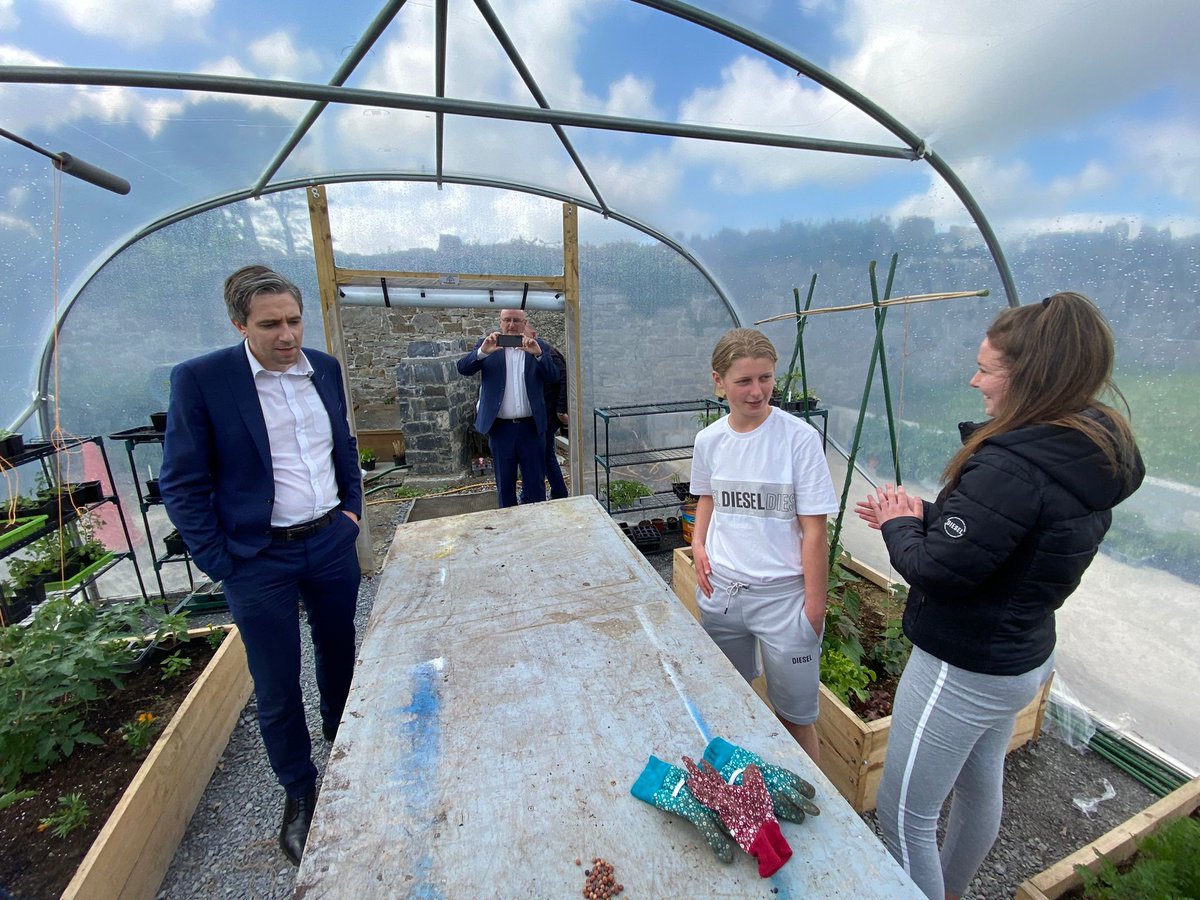 Final stop with us in #Clare for Minister @SimonHarrisTD is College of FET, Kilrush Campus in stunning West Clare. The Minister met learners & staff & viewed a showcase of past learner projects, a community education boatbuilding project, construction groundwork & garden design.