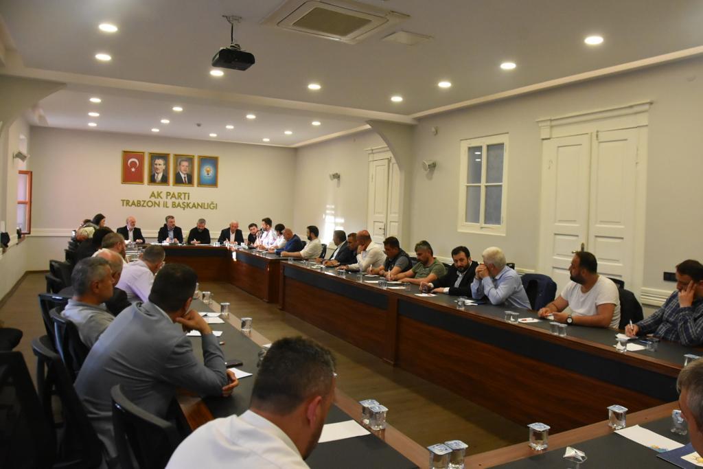 drsezginmumcu's tweet photo. Eser ve hizmet siyasetine yenilerini ekleyen ve son 20 yılda attığı devrim niteliğindeki adımlarla Cumhuriyet tarihinde görülmemiş başarılarla 2023 hedeflerine adım adım yaklaşan güçlü Türkiye’nin Trabzon Yönetim Kurulu ile haftalık İl Yönetim Kurulu toplantımızı gerçekleştirdik. https://t.co/7LIlgUcycs