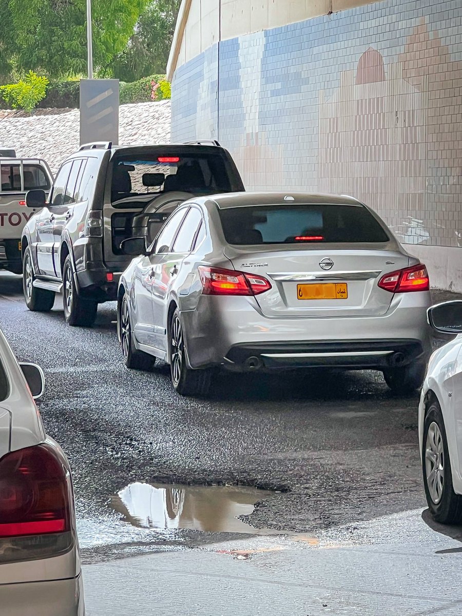 Khalidal3bri's tweet photo. حفرة كبيرة جداً تحت نفق برج الصحوة الرجاء عمل الازم لها ⚠️ 

واتمنى وضع حل جذري لتجمع المياه المستخدمة في الزراعة بجانب النفق حيث انه دائم يتجمع فيه ماء ويوجد خطورة شديدة لانزلاق السيارات ⛔️

@M_Municipality 
@RopTraffic https://t.co/TIH2ysMIa3