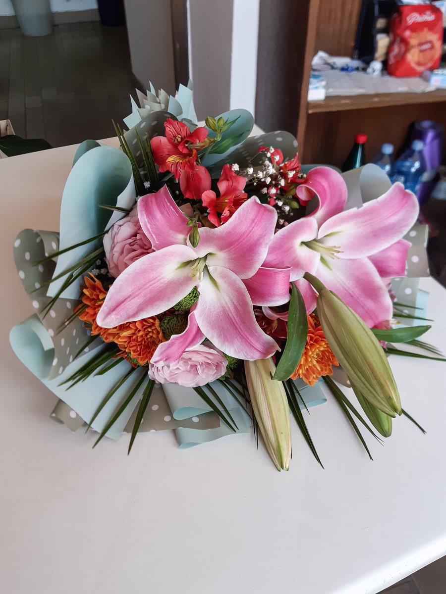#greenbouquet #paperwrapbouquet #lilies #astromeria #roses #chrysanthems #pinkorientallilies #redastromeria #babyroses #greenchrysanthems #orangechrysanthems #greenribbons #rubelini #decoration #ribbons #greenribbons 💐 🌺🌸🌹🌻🎀