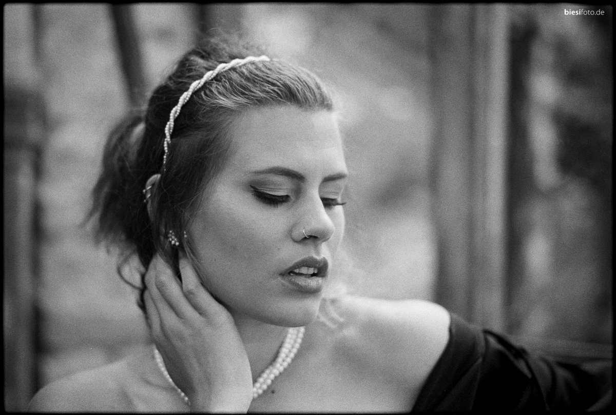 biesifoto's tweet photo. Another photo of lovely @IsabelleBella7 from our recent shoot; I used Kodak Tri-X 400 (aka 400TX), my favourite film stock #filmphotography #filmisnotdead #photographer #germanphotographer https://t.co/iLFMddXAKF