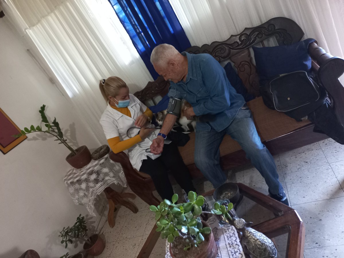 Visita domiciliaria a paciente que sufrió ECV isquemica y se siente agradecido de la medicina cubana por su recuperación. #MisiónBarrioAdentro #CubaCoopera #CubaPorLaVida #DcMedica <a href="/cdi_diego/">CDI Diego Lenin Santana</a> <a href="/GTrabajoZonaE/">Grupo de Trabajo Zona E</a> <a href="/AnayansyPR/">Anayansy</a> <a href="/ErickMendezRod3/">ErickMendezRod</a>