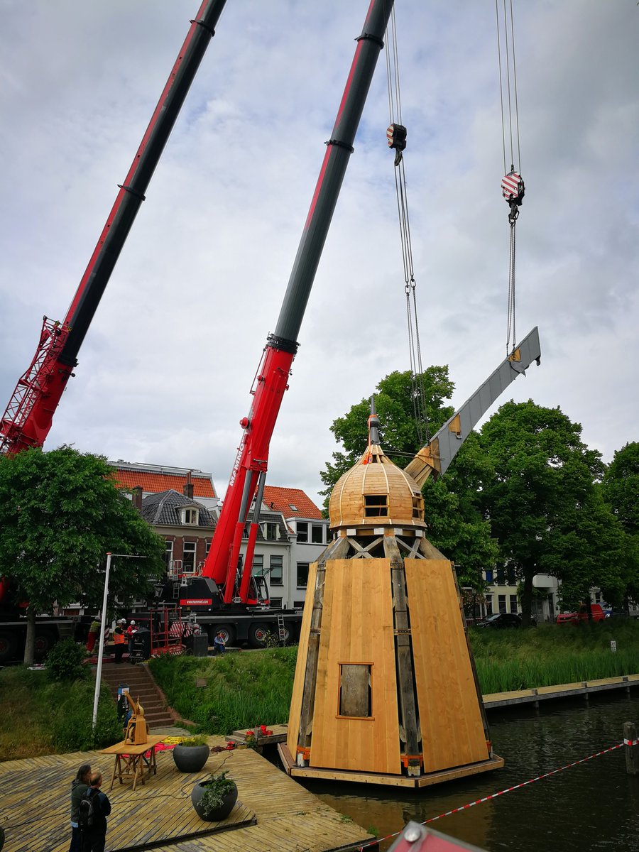 #Mammoet supported <a href="/stadskraan/">Stadskraan Utrecht</a> with transporting and lifting a reconstructed crane from the Middle Ages in The Netherlands. The crane travelled via land and water with help of multiple cranes, a barge and low bed trailers. Now it is ready to shine! 

📸 : @daasmaaktmee