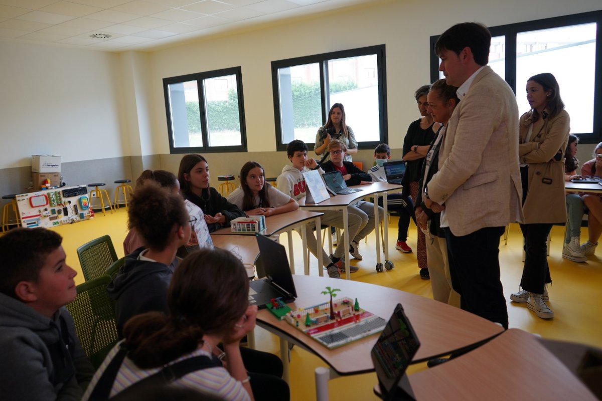 SCTAsturias's tweet image. El consejero de Ciencia, Borja Sánchez, ha visitado el @iesfresneda para conocer los proyectos innovadores que desarrolla el alumnado de primero de la ESO, entre ellos, el ganador del premio #ProjectLab @FundVodafone, en el que han participado 2.000 jóvenes de toda España.