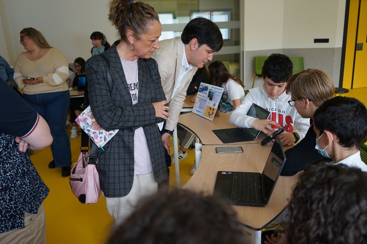 SCTAsturias's tweet image. El consejero de Ciencia, Borja Sánchez, ha visitado el @iesfresneda para conocer los proyectos innovadores que desarrolla el alumnado de primero de la ESO, entre ellos, el ganador del premio #ProjectLab @FundVodafone, en el que han participado 2.000 jóvenes de toda España.