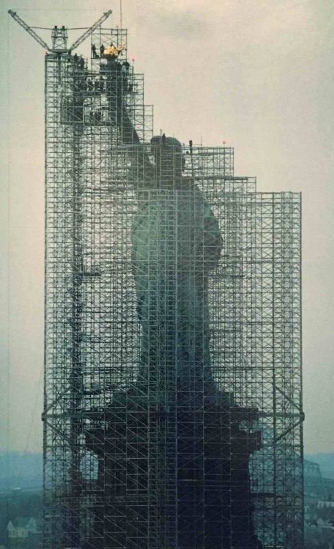 historydefined's tweet photo. Statue of Liberty undergoing some restoration work 1984-86, New York. https://t.co/dgtLCoswVm