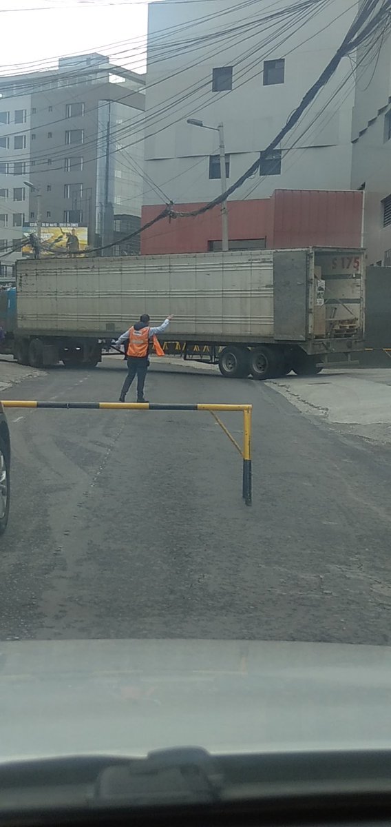 verochavezs_ma's tweet photo. Increíble que es la tercera vez que me toca ver esto, entrada del mall el jardín y @SupermaxiEcu  para el tráfico para recibir el contenedor sin importar lo que causa en el tráfico. https://t.co/oZn4hd2mEX