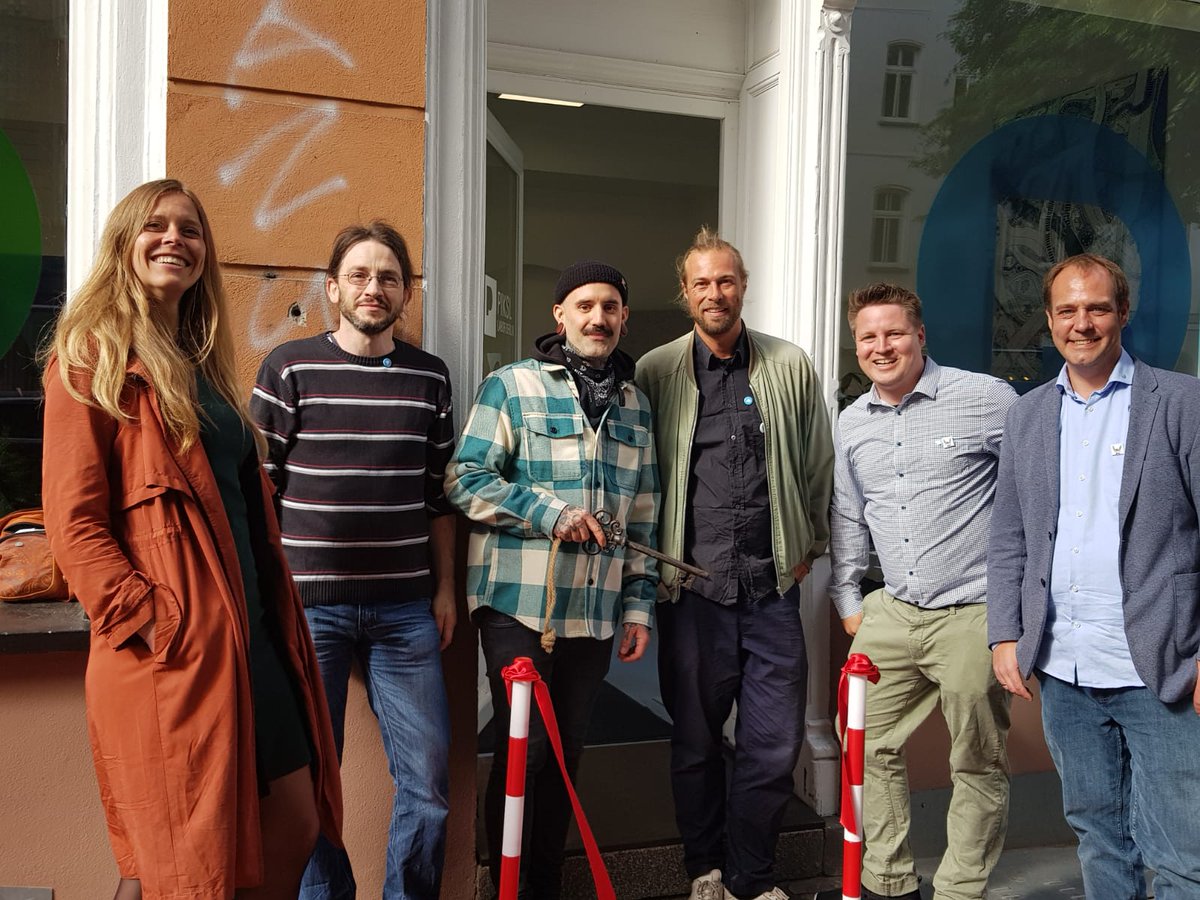 PIKSLTEAM's tweet photo. Das Team des #PIKSL Labor Berlin hat zur offiziellen Eröffnung eingeladen, den roten Teppich ausgerollt und den analogen Schlüssel zur digitalen Welt präsentiert. Wir gratulieren und freuen uns über mehr digitale Teilhabe in Berlin. #MachtEsEinfach https://t.co/RHGUbH5sHi