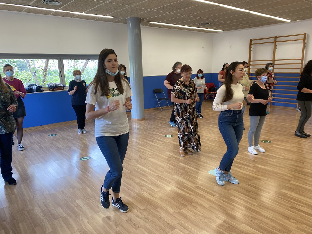 Infermer25's tweet photo. Hoy hemos finalizado los Talleres Basados en el Movimiento del Baile (TBMB), para personas con dolor crónico y SSC dirigidos por @Infermer25 @Angelagongar @SandraBrave del CAP Terrassa Nord @CSTerrassa en el Casal Civic Sant Pere Nord. Gran equipo 👏👏👏 https://t.co/uDIxvz1vEM