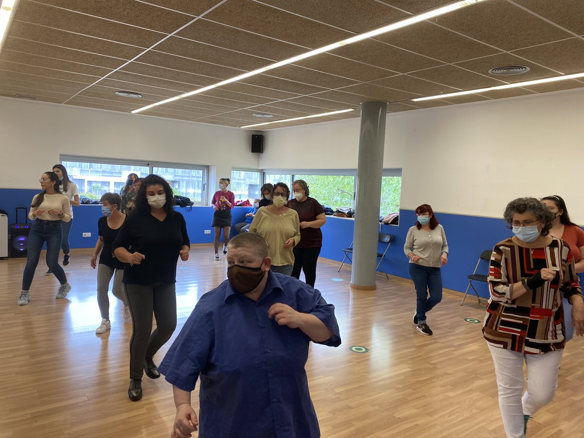 Infermer25's tweet photo. Hoy hemos finalizado los Talleres Basados en el Movimiento del Baile (TBMB), para personas con dolor crónico y SSC dirigidos por @Infermer25 @Angelagongar @SandraBrave del CAP Terrassa Nord @CSTerrassa en el Casal Civic Sant Pere Nord. Gran equipo 👏👏👏 https://t.co/uDIxvz1vEM
