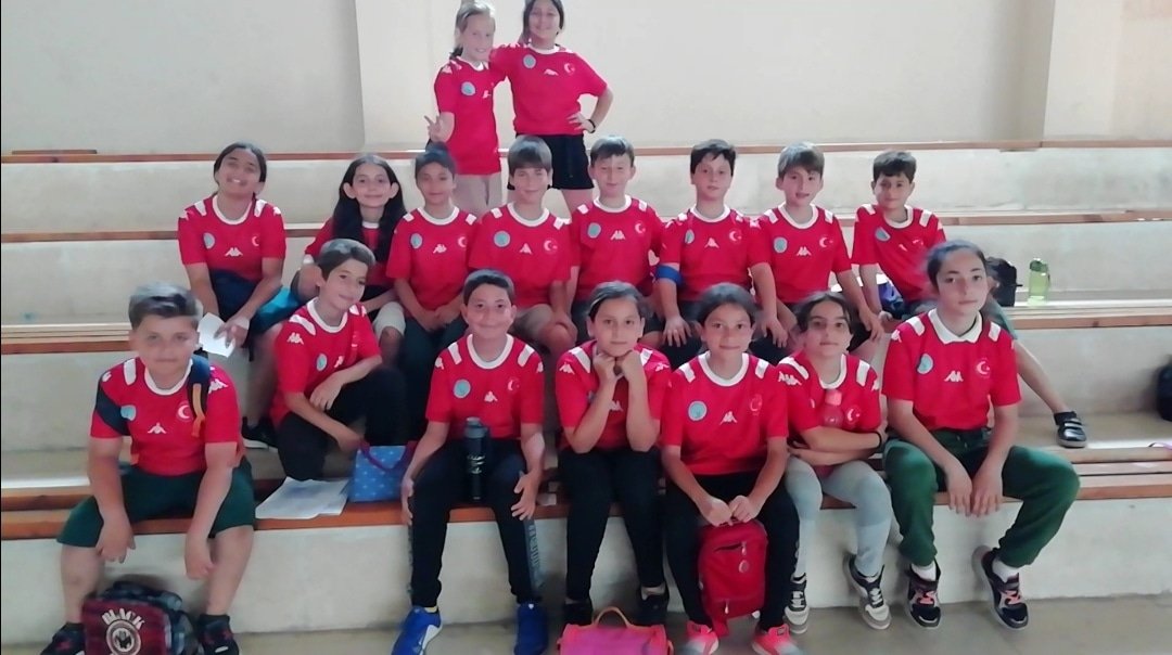 Geleneksel Çocuk Oyunları (GÇO) Kaleli Yakan Top oyunlarında 4. Sınıflarda ilçemizi temsilen katıldığımız İstanbul karşılaşmalarında çeyrek finali de geçerek yarı finale adımızı yazdırdık. Tüm öğrenci ve öğretmenimizi tebrik ediyor kalan maçlarında da galibiyet diliyoruz.