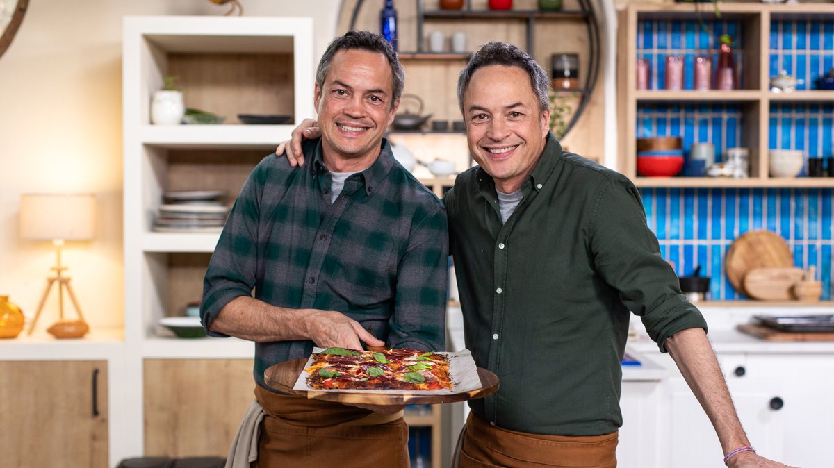 CocinaRTVE's tweet photo. ¿A quién no le gusta la pizza? Hoy en Menudos Torres nos enseñan a preparar una de sus versiones más saludables, con base de pasta filo. También “dippearemos” en familia con unos rollitos de arroz y verdura que nos encantan. #MenudosTorres https://t.co/TfvLpTdXlu