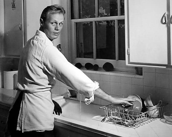 Wouldn't this be a lovely sight in the kitchen!
#filmnoir #richardwidmark