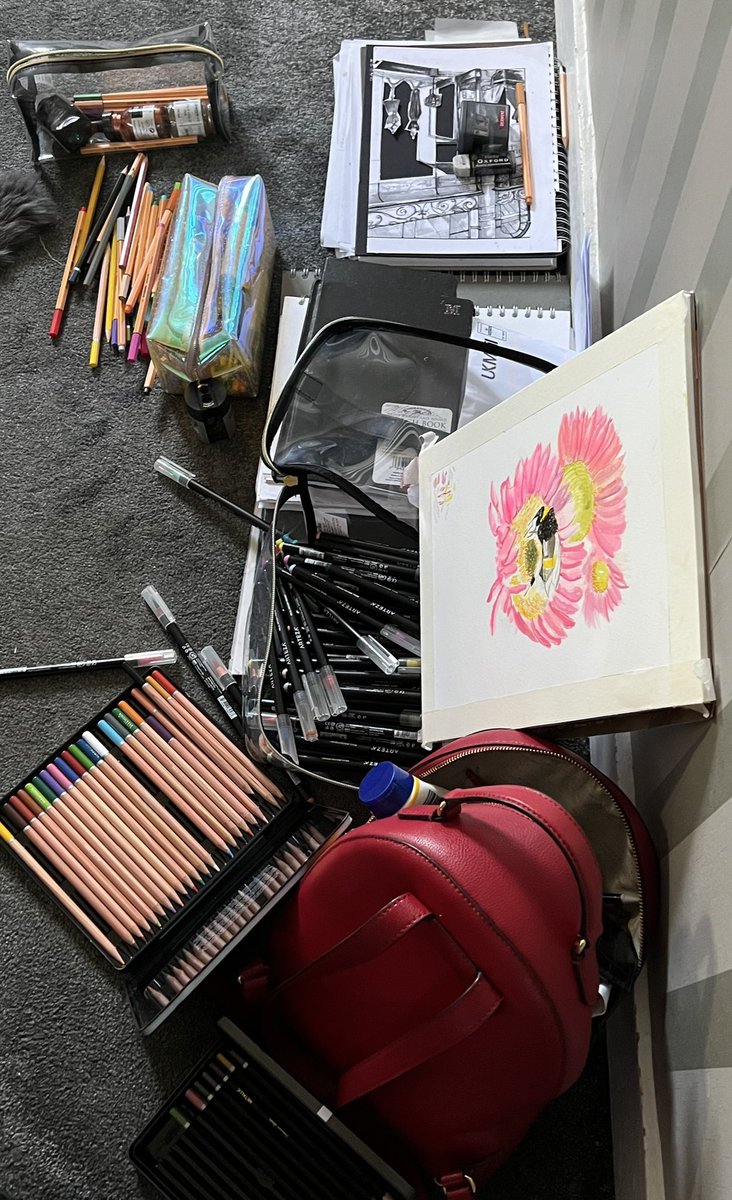 Magnoli23215778's tweet photo. When you’ve got next 24hrs off n you can move the temporary bedroom studio to the dinning room…Champion! #artistmuse, #artistsoftwitter 👩🏻🎨 🥰 https://t.co/KRZtOuJFJJ