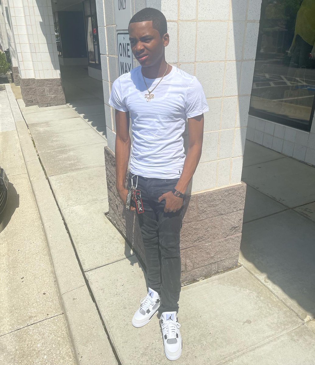 LTayda7's tweet photo. Sit back get racks im just waiting till they free the rest😒 https://t.co/nj9LyRXinp