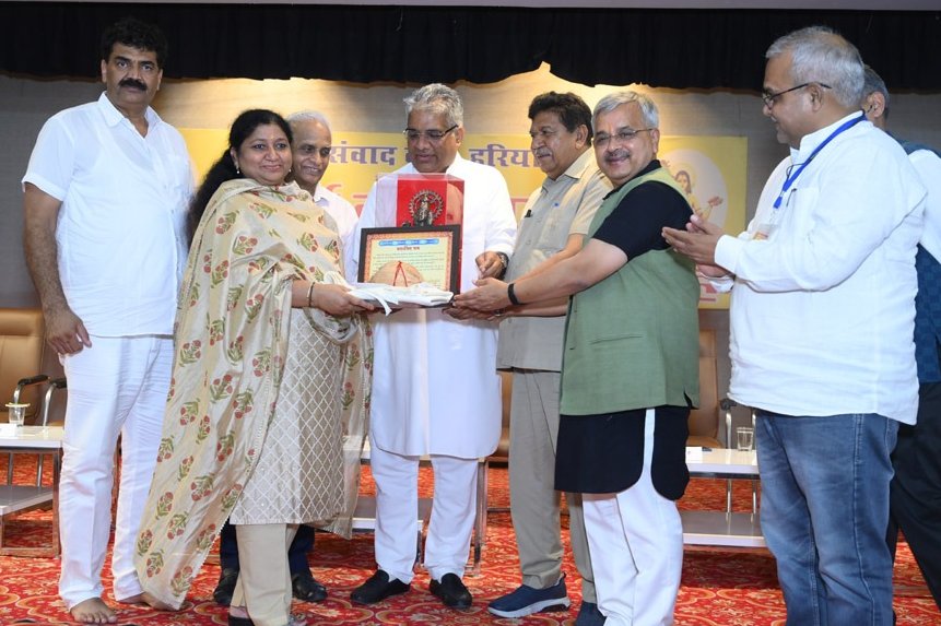 नारद जयंती पर हरियाणा के राज्यस्तरीय पत्रकार सम्मान समारोह में वरिष्ठ पत्रकार सर्जना शर्मा सन्मार्ग को महिला गौरव सम्मान देते हुए केंद्रीय मंत्री भूपेंद्र यादव, हरियाणा विधानसभा अध्यक्ष ज्ञानचंद गुप्ता, हरियाणा उच्चशिक्षा परिषद अध्यक्ष बृजकिशोर कुठियाला, रिलायंस के उमेश उपाध्याय।