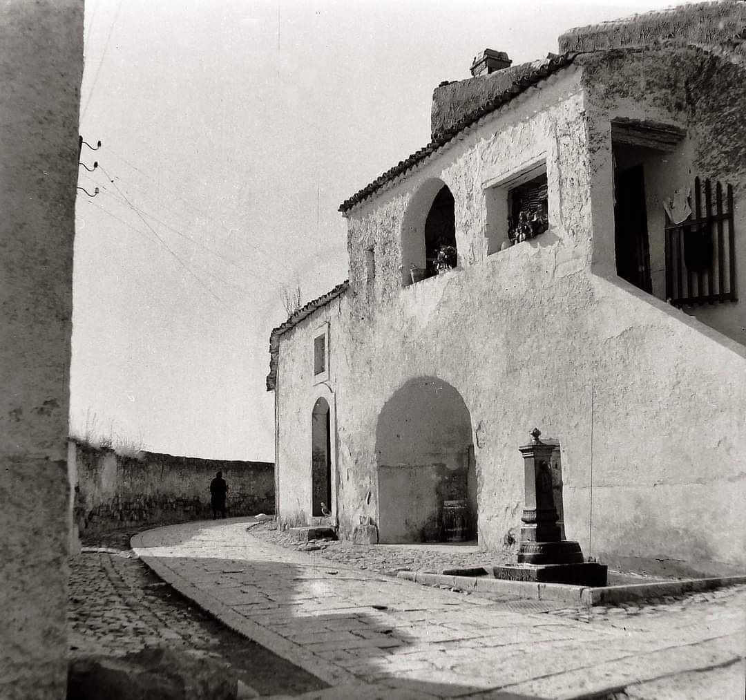 GiuseppeLupo8's tweet photo. Sono nato in un'Italia in banco e nero, all'altezza dei vent'anni qualcuno ha passato una mano di vernice sulla memoria del mondo. Il risultato sta qui: la stessa casa all'ingresso del mio paese, diametralmente all'opposto, ma in entrambi i casi carica di significazione.
#Atella https://t.co/apFdBZgllx