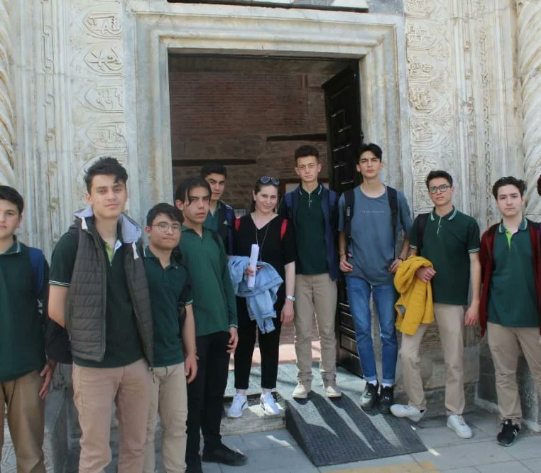 Okulumuz öğrencileri, Sadreddin Konevi, İnce Minare, Alaaddin Camii ve Karatay Medresesi'ni ziyaret ederek tarihi mekanları yakından incelediler. Öğrencilerimize eşlik eden tarih öğretmenimiz Fatma Yalçın'a teşekkür ederiz.
