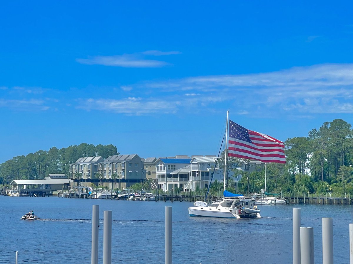 i__Janelle's tweet photo. Just caught this catamaran proudly flying a flag nearly the size of the boat! Thank you to those who serve and have served! 🇺🇸🙏🏾 https://t.co/qEznu2KuxW