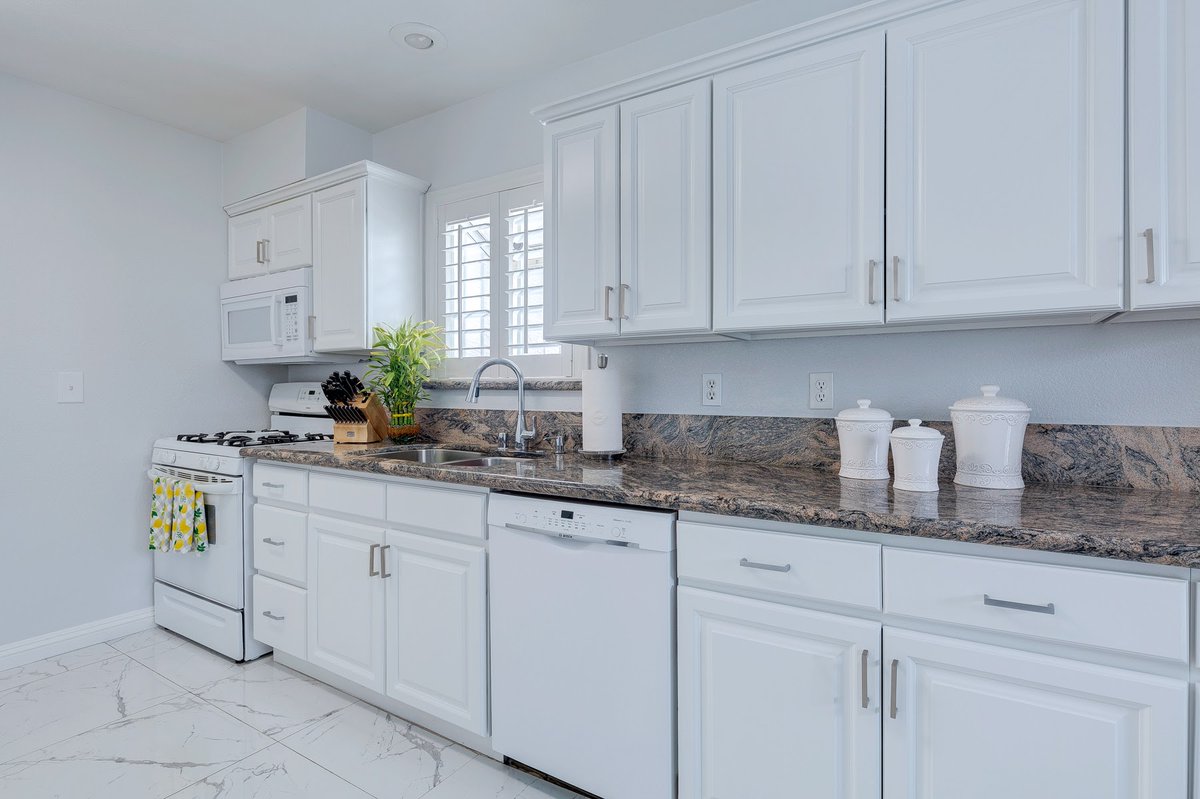 RCRdigital's tweet photo. A small house I shot for a growing family and very eager to sell. Listing sold in less than 2 weeks! https://t.co/VNrkB4ClVM