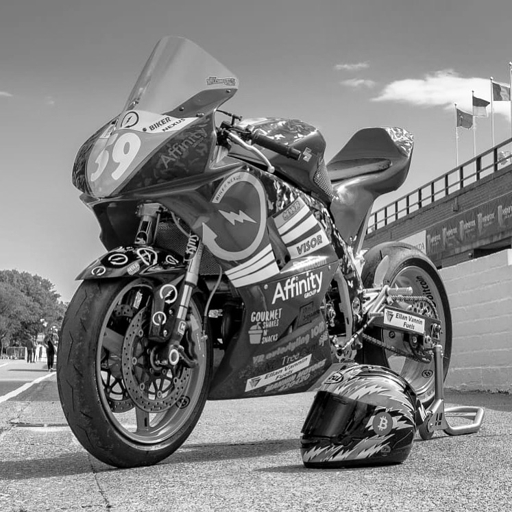 BikerNexus's tweet photo. 𝘼𝙡𝙡 𝙞𝙩 𝙩𝙖𝙠𝙚𝙨 𝙞𝙨 𝙖 𝙡𝙞𝙩𝙩𝙡𝙚 𝙗𝙞𝙩 𝙤𝙛 𝙥𝙖𝙨𝙨𝙞𝙤𝙣 𝙖𝙣𝙙 𝙖 𝙝𝙚𝙡𝙡𝙪𝙫𝙖 𝙡𝙤𝙩 𝙤𝙛 𝙝𝙚𝙖𝙧𝙩! 😬 We’re so lucky to be #BehindTheScenes and in the pits of the #IOMTT. Make sure you’re up to speed with all things #TT2022 and download the #BikerNexus app! https://t.co/NOcM7su6qR