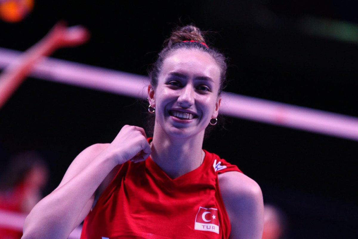 voleybolplus's tweet photo. Hazırsanız başlıyoruz! 🤍❤️ #firstpracticedone https://t.co/xfg6jqyj3p