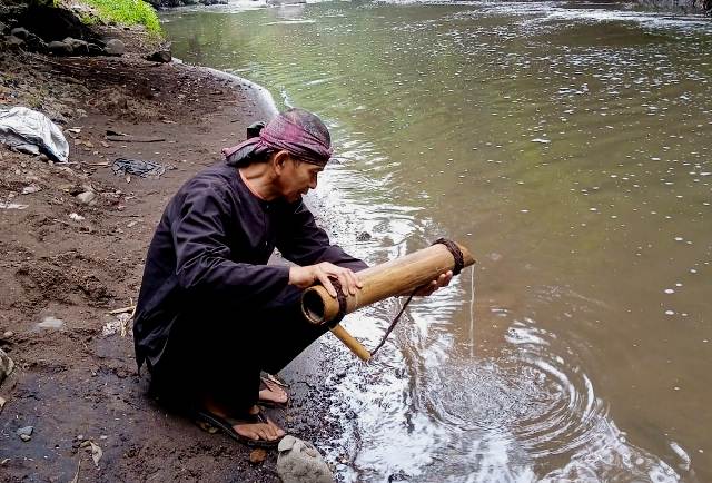 adiraksa's tweet photo. Doa terbaik untuk Eril.
#eril #erilkahn #sungaiaare @Harrisafiari @humasjabar @diskominfojabar @ridwankamil @MRKFans 
https://t.co/ADEghZ5vke https://t.co/vPu9GXNYq1