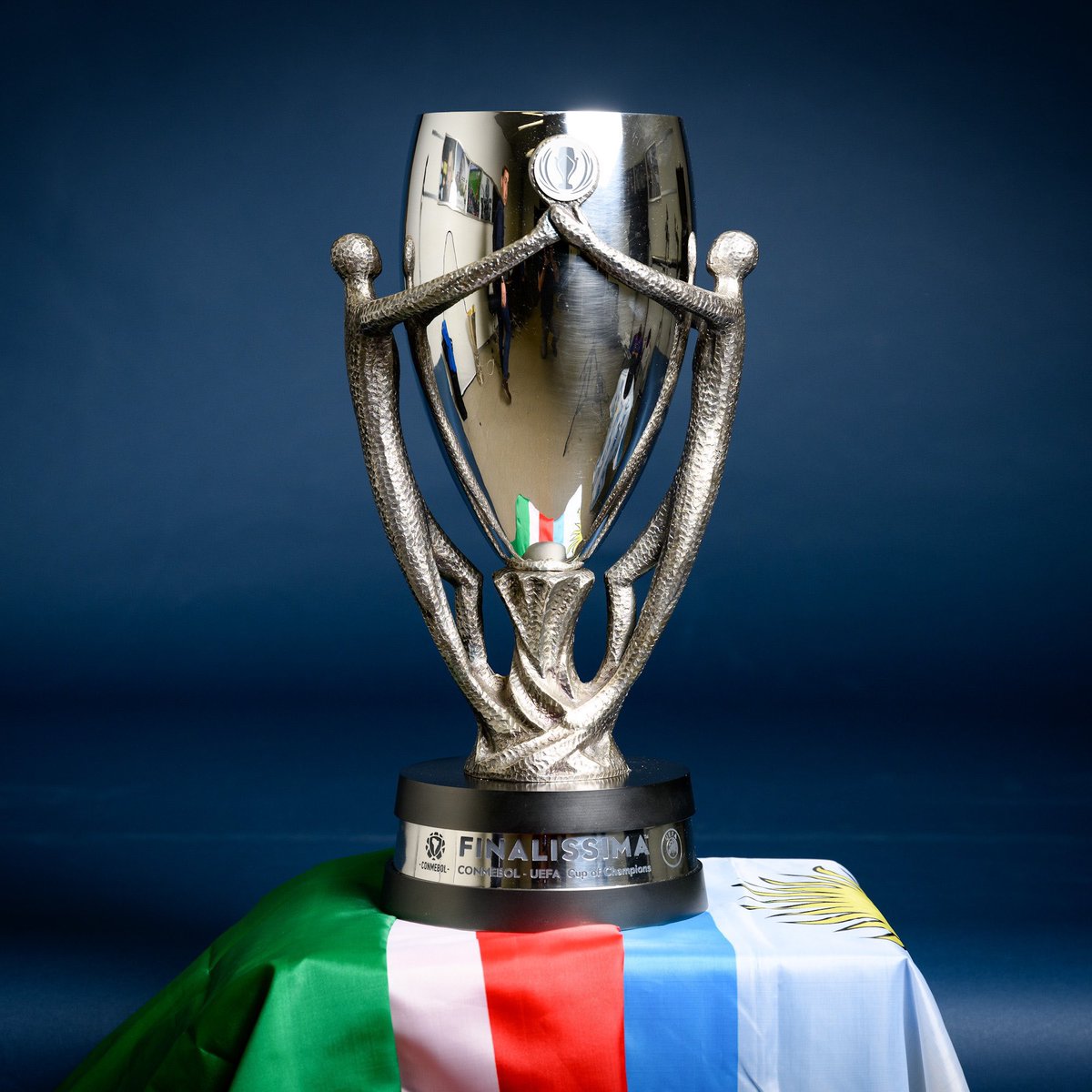 ActuFoot_'s tweet photo. Le trophée de la Finalissima. 🏆🇮🇹🇦🇷 https://t.co/8GjWKPxKs5